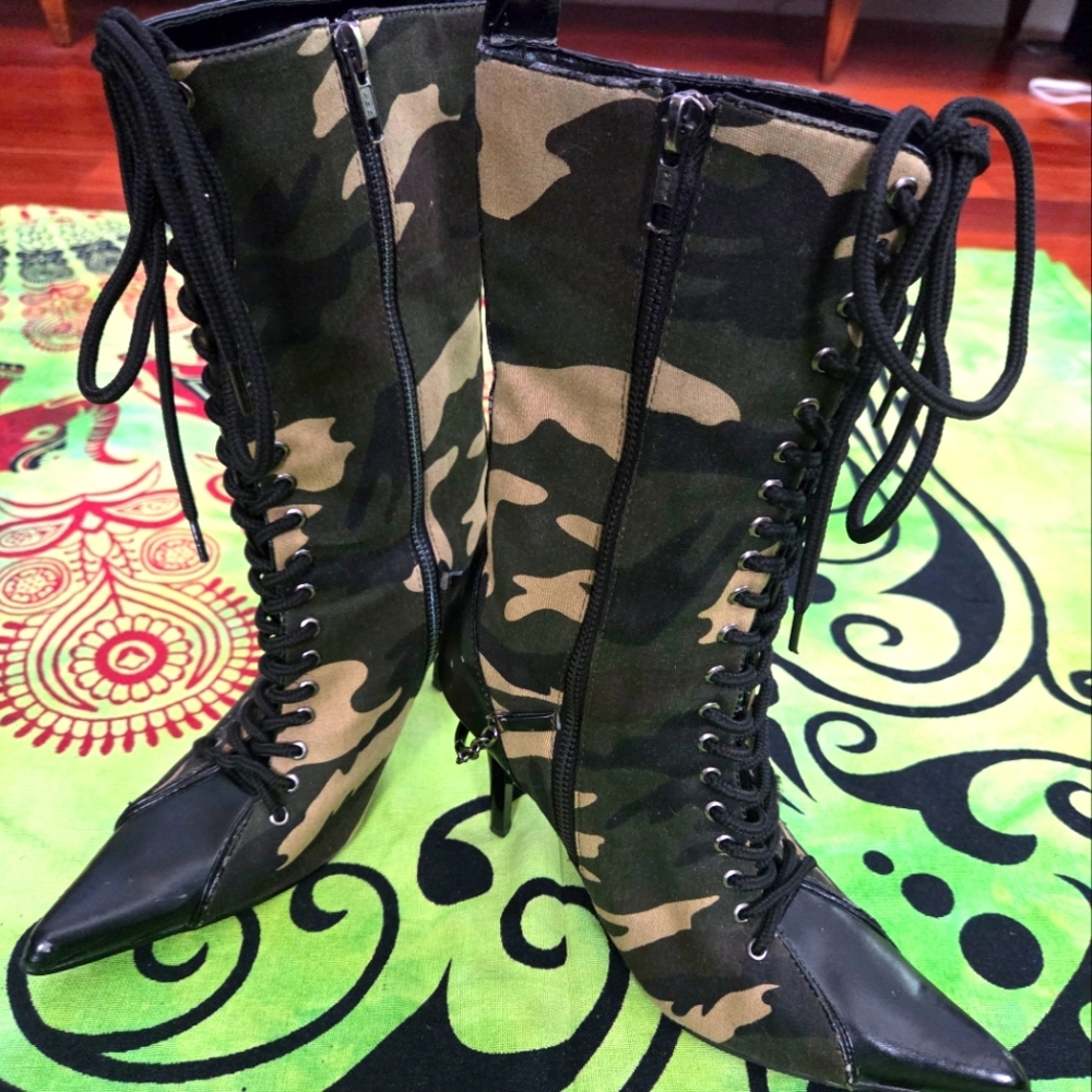 Vintage Camouflage Lace-Up Women's Boots, Size 6.5